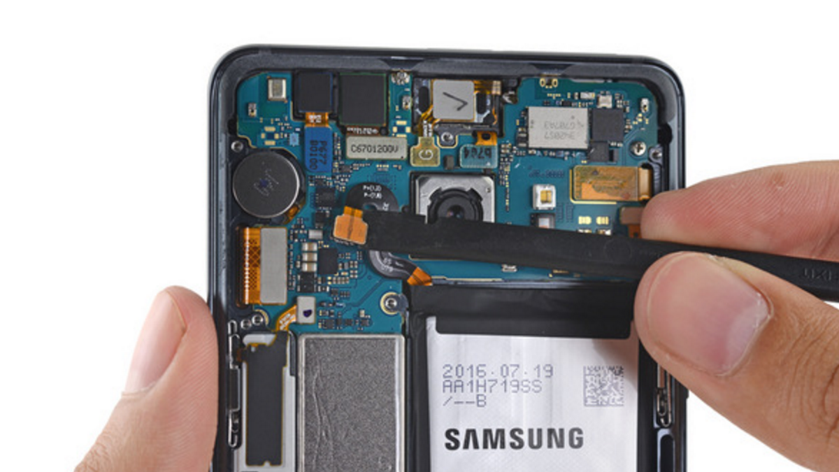 The Galaxy Note7 gets torn down by iFixit, is slightly easier to repair ...
