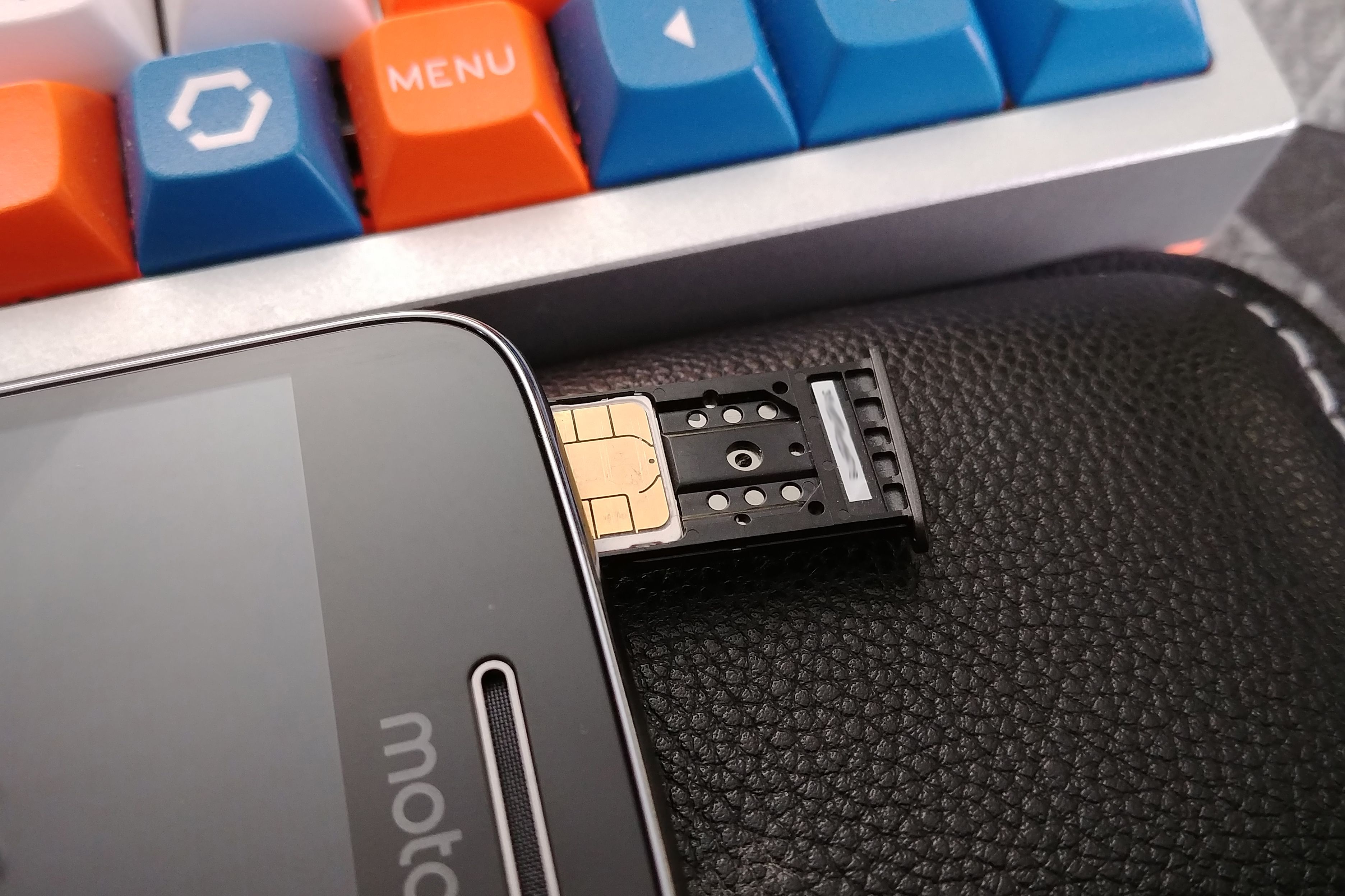 The Moto G5 Plus is not eating SIM cards, people just need to pay