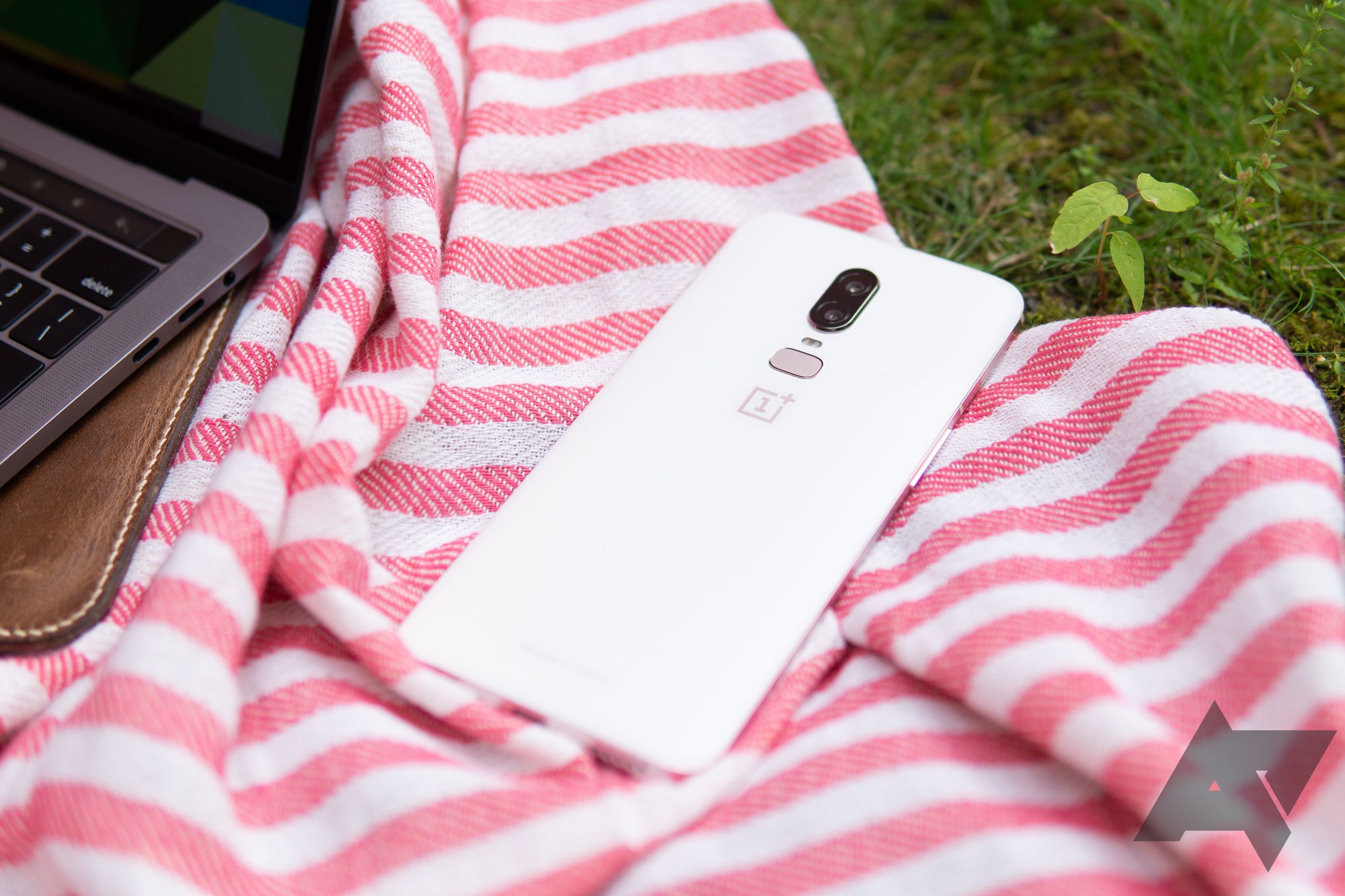 Gallery] Limited edition Silk White OnePlus 6 is all dressed up