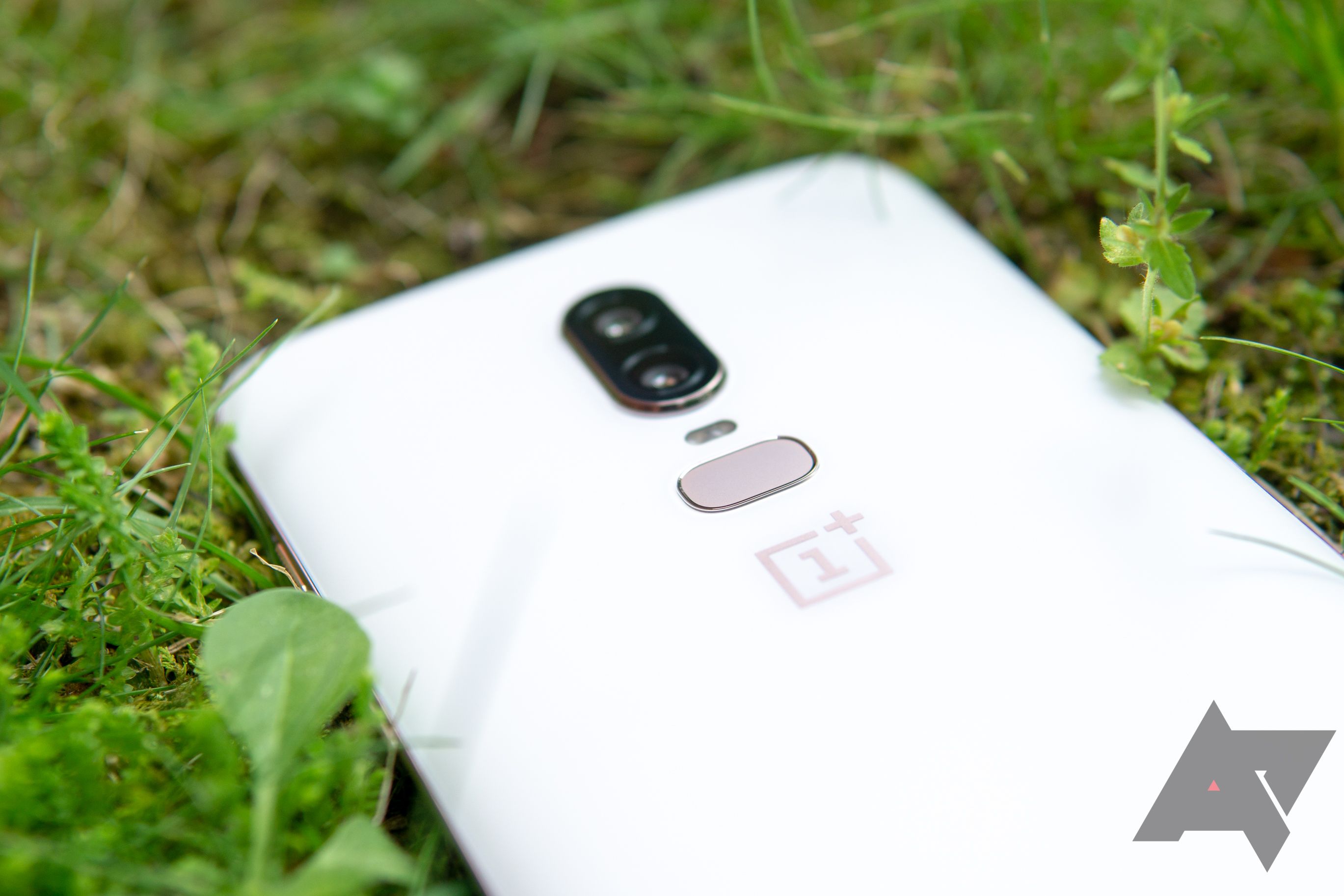 Gallery] Limited edition Silk White OnePlus 6 is all dressed up