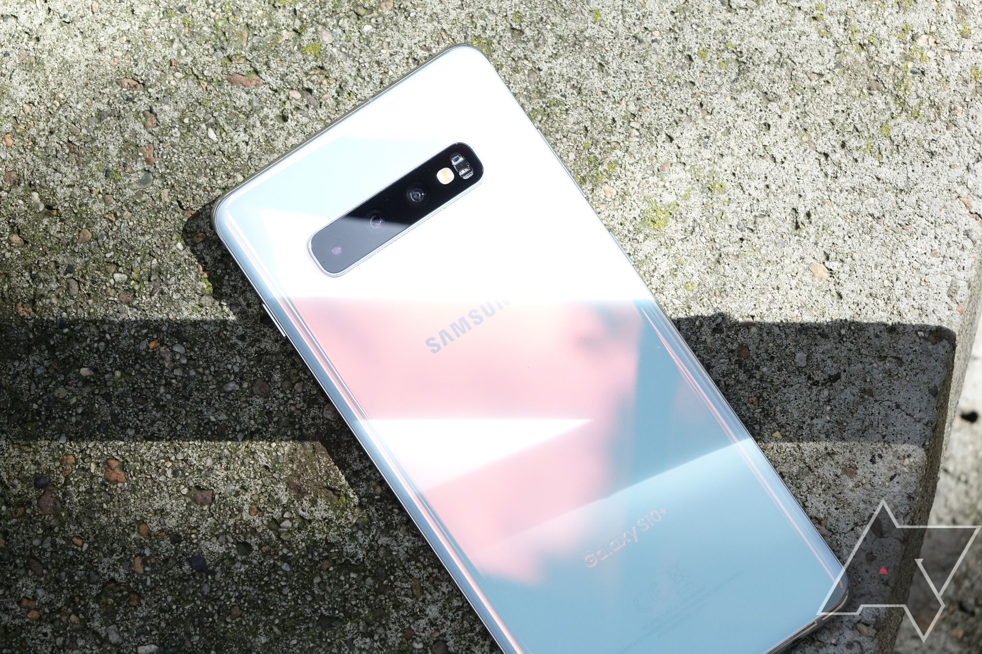 Samsung will keep the Galaxy S10 series in production, drop prices