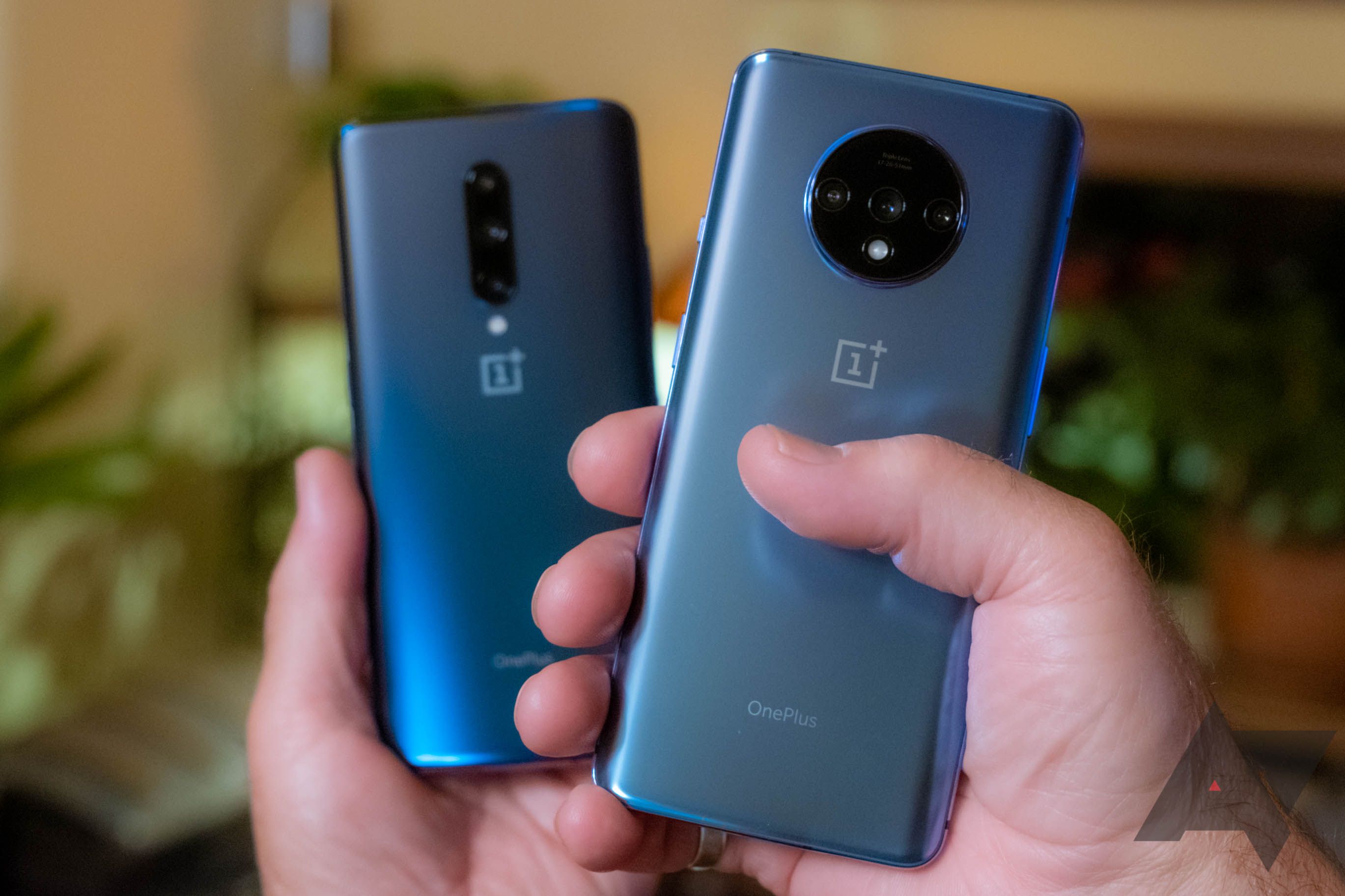 OnePlus-7T-with-7-Pro-in-hands