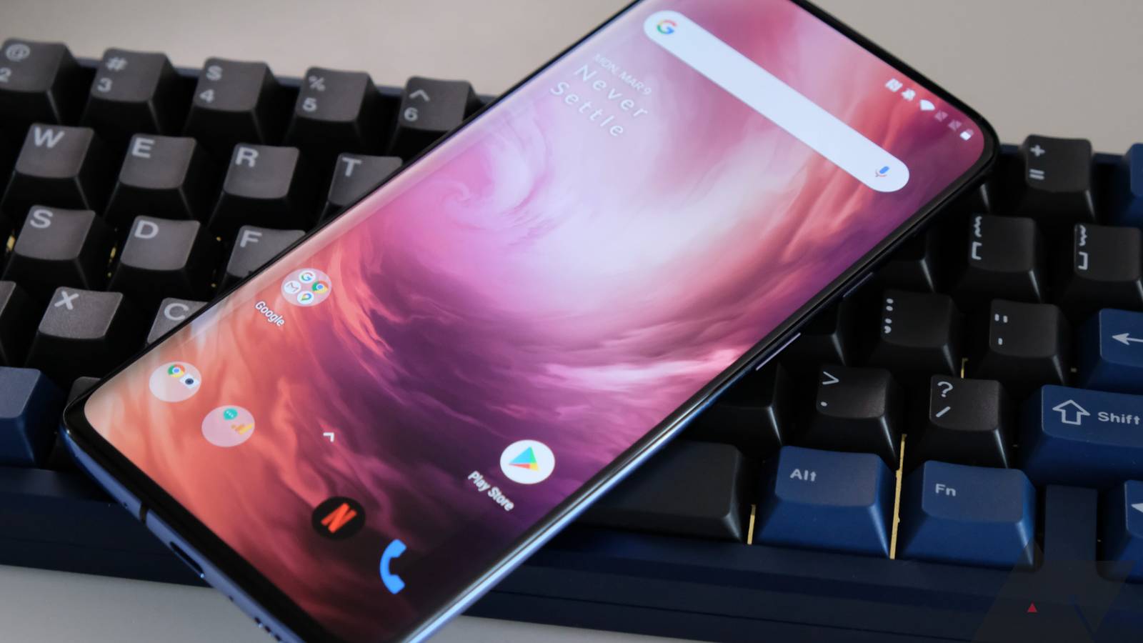 OnePlus Launcher update brings AMOLED black shelf and app-label hiding ...