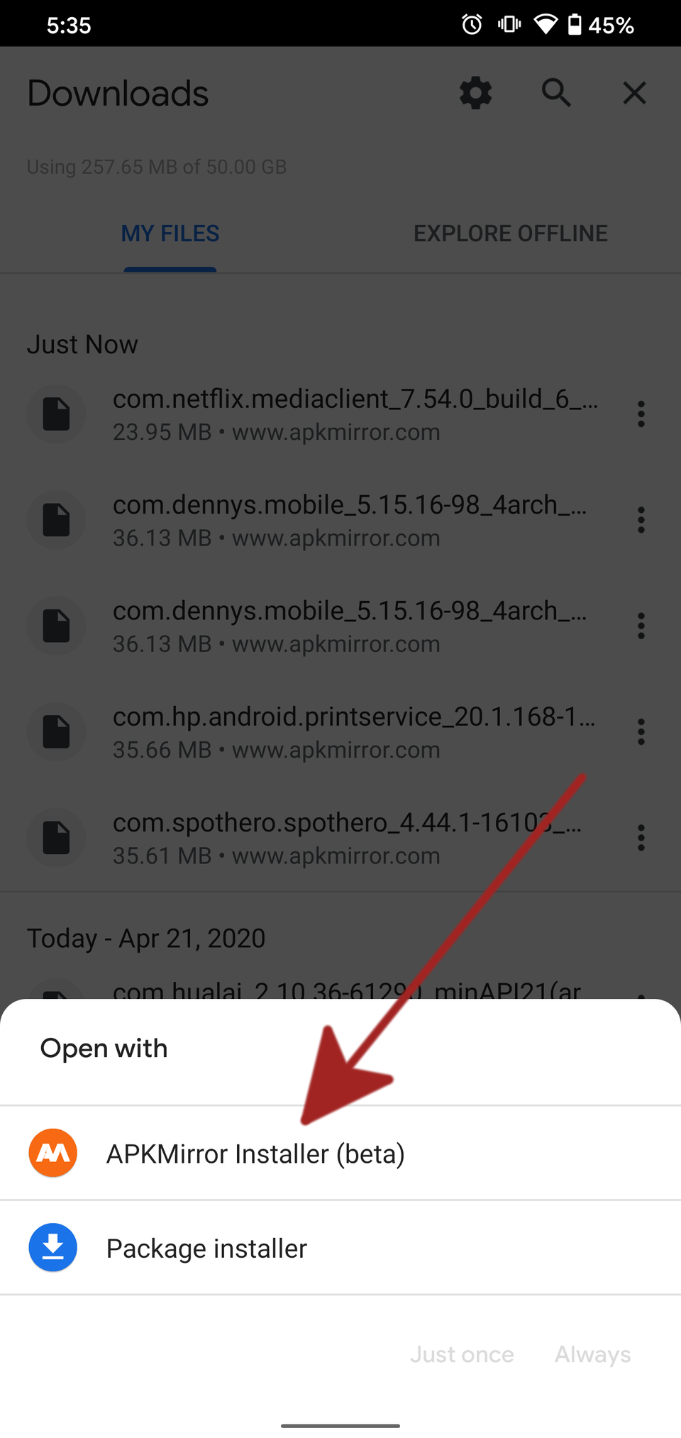 كيفية العودة إلى الإصدار الأقدم من التطبيق على Android 12 سهم أحمر يشير إلى فتح مع المطالبة بتثبيت APK، مع تمييز APK Mirror Installer