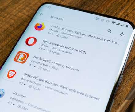 كيفية منع الإعلانات على هاتفك أو جهازك اللوحي الذي يعمل بنظام Android 7 هاتف ذكي يعرض المتصفحات المتوفرة في متجر Google Play