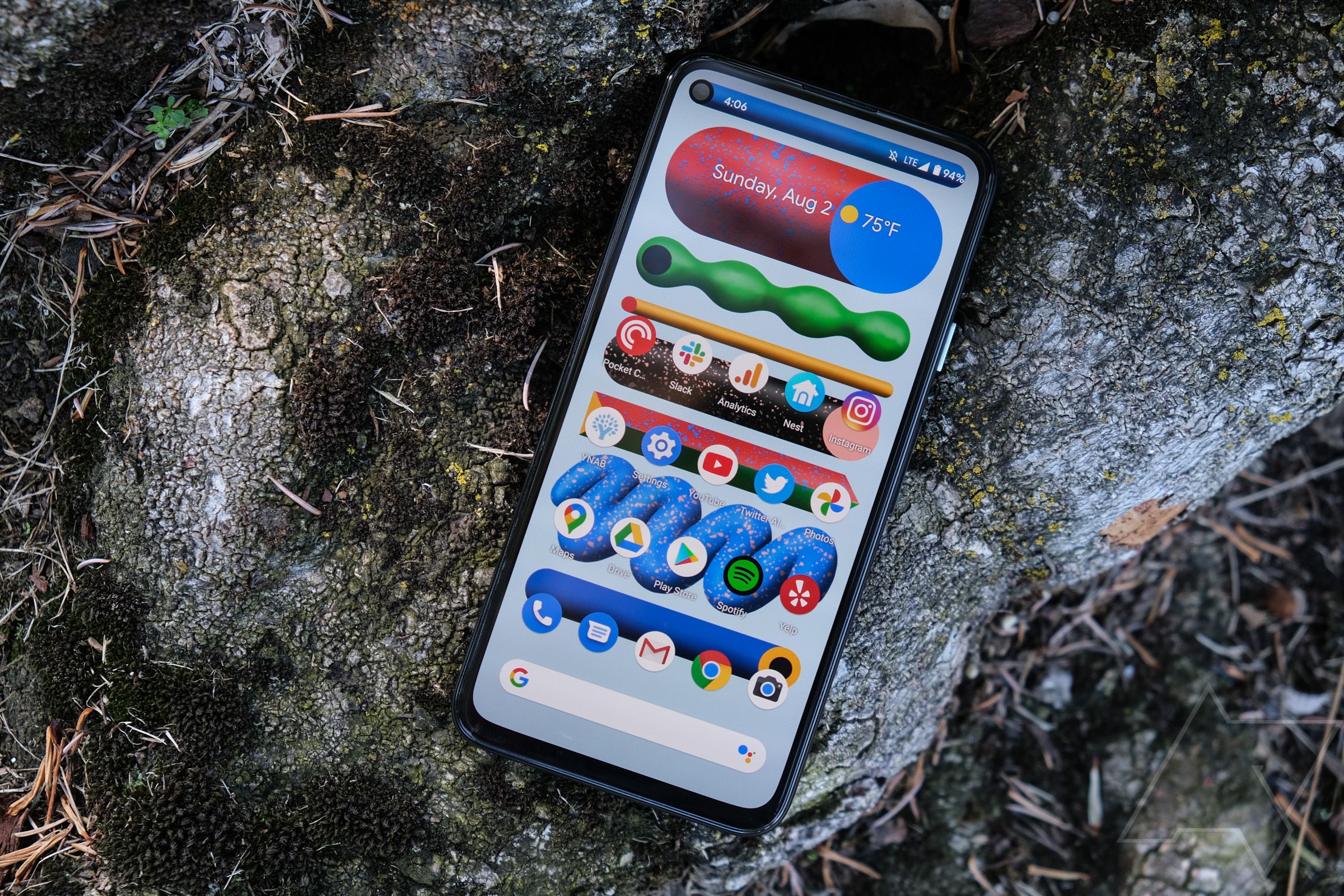 Il Pixel 4a adagiato su una roccia.