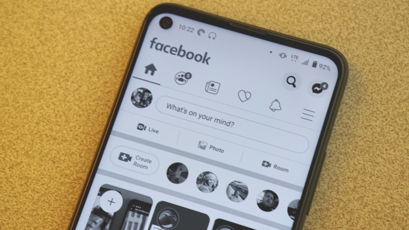 Lo schermo di uno smartphone in scala di grigi