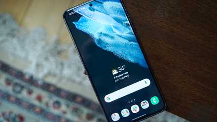 6 issues my Samsung telephone does robotically that I used to do manually Galaxy S21 screen side up on the edge of table.