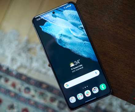 Galaxy S21 screen side up on the edge of table.
