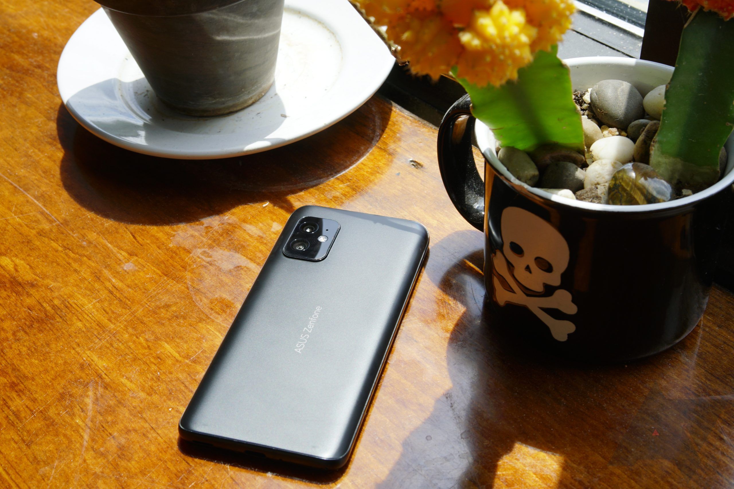 Zenfone8 flap 8G 256GB 綺麗 不具合なし おサイフケータイ®と防水防塵に対応したコンパクトサイズのハイ
