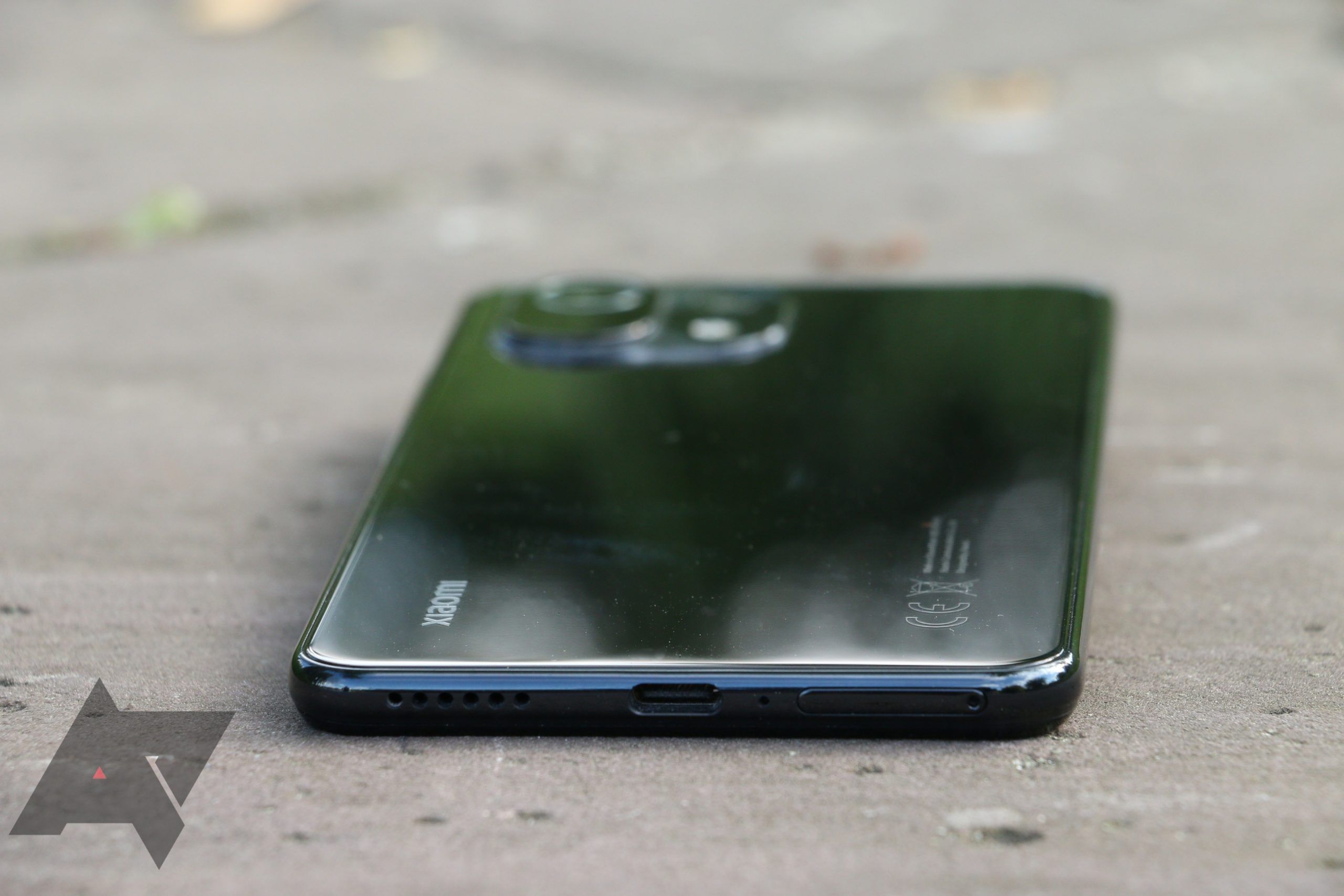 Mi11 Lite 5G 本体　truffe Black The Xiaomi Mi 11 Lite 5G is a flat screen phone done right