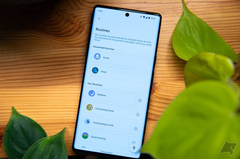 Uno smartphone che mostra un elenco di routine dell'Assistente Google