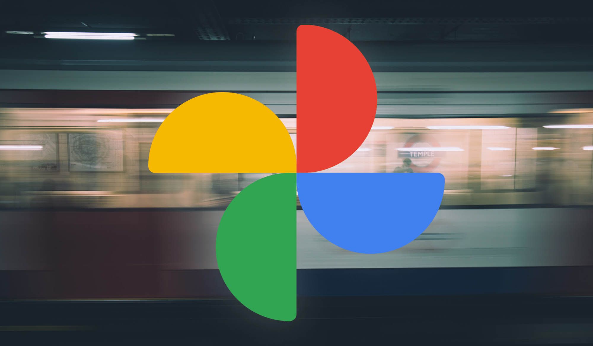 Il logo di Google Foto sopra l'immagine sfocata di un oggetto in movimento