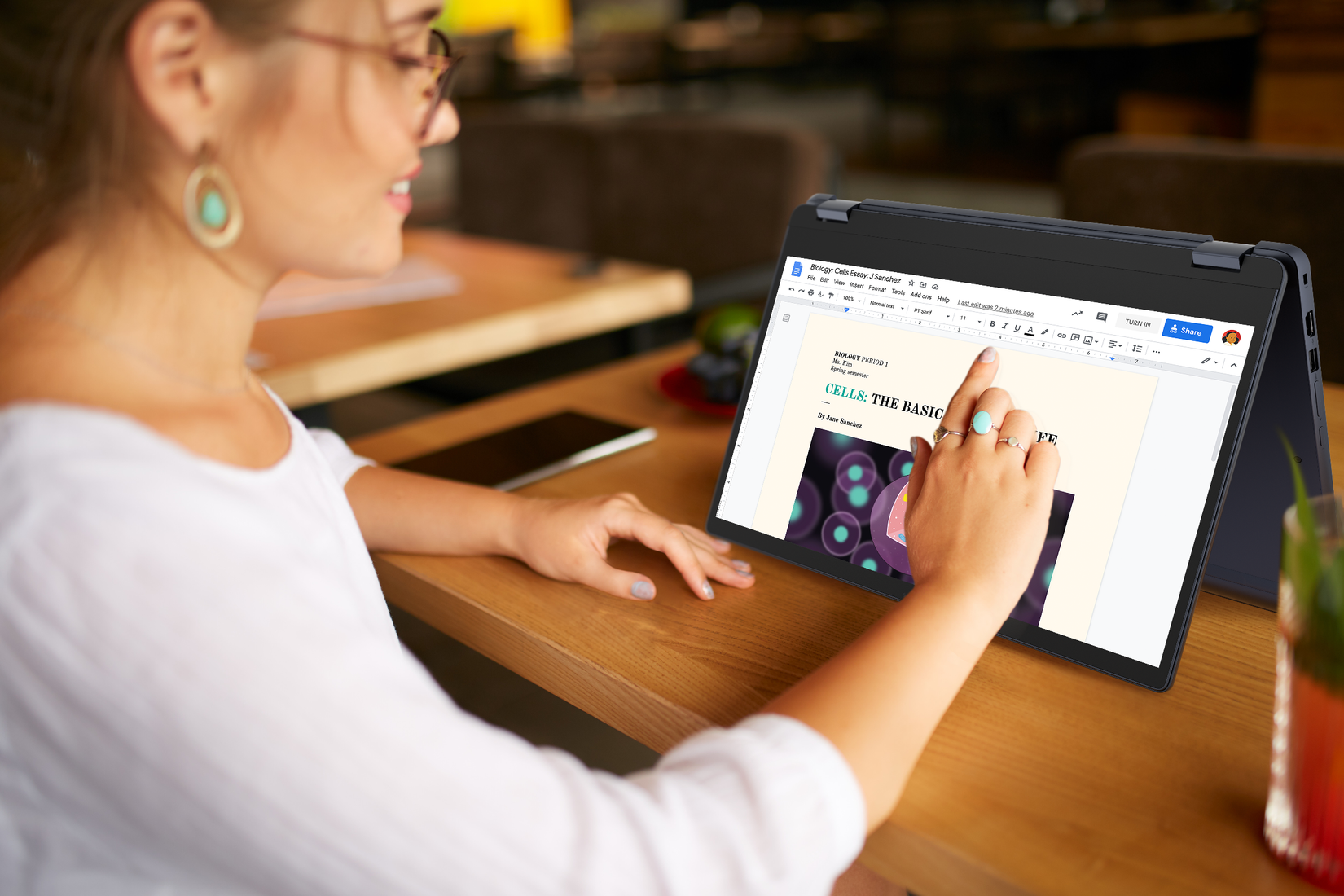 Lenovo-Ideapad-Flex-3i-Chromebook-15-Abyss-Blue-lifestyle
