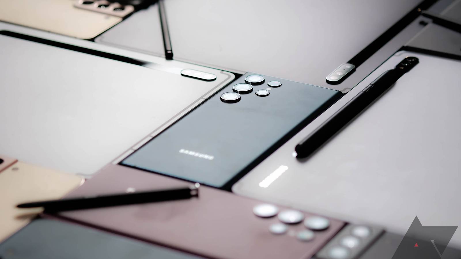 The Galaxy S22 seems to be shipping early for most, super late for a ...