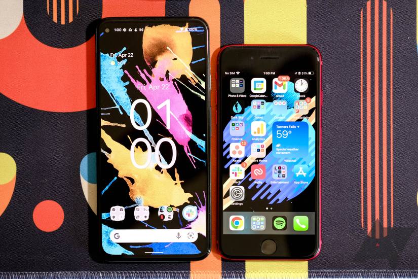 Google Pixel 5a vs. Apple iPhone SE 2022