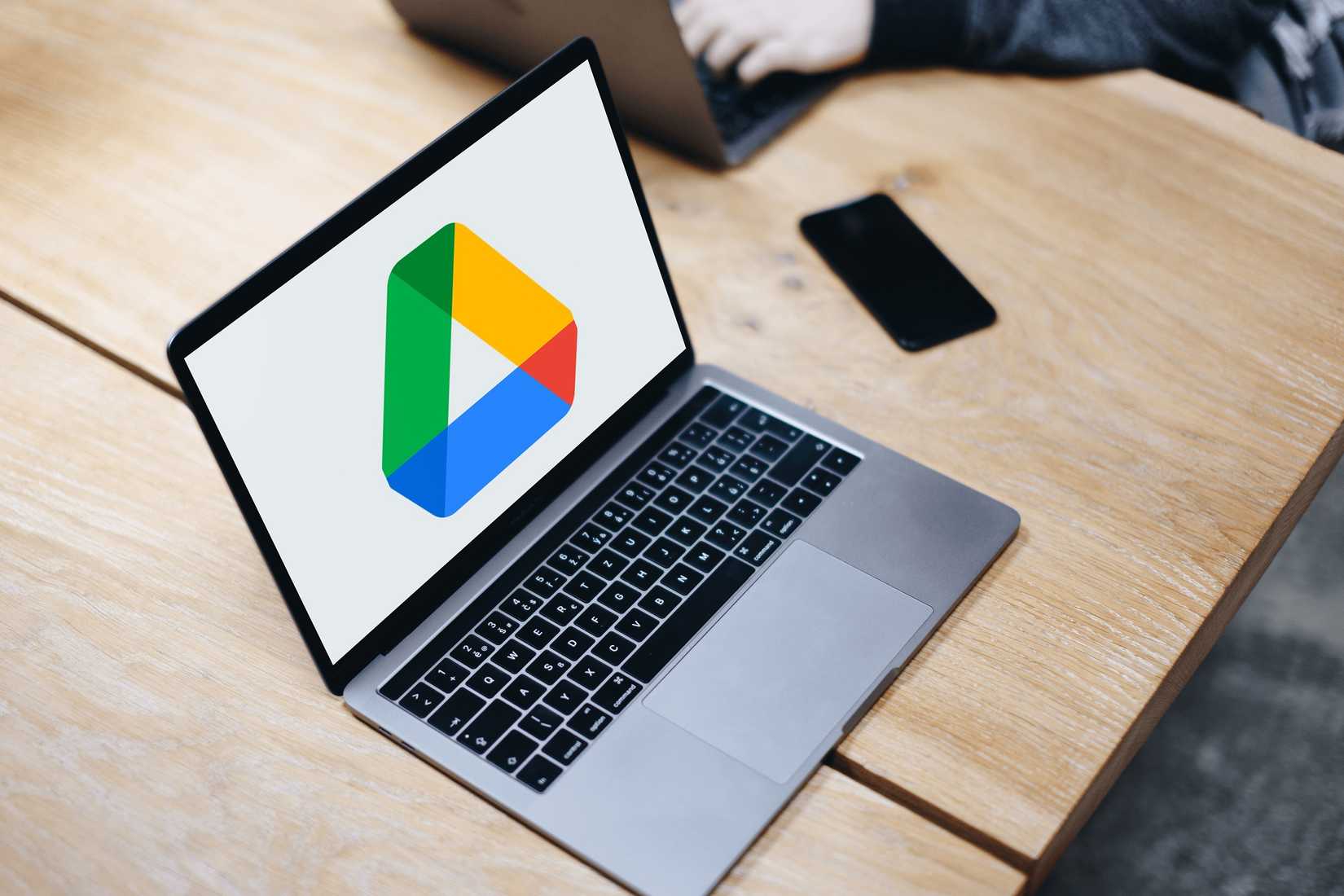 O logotipo do Google Drive na tela de um laptop