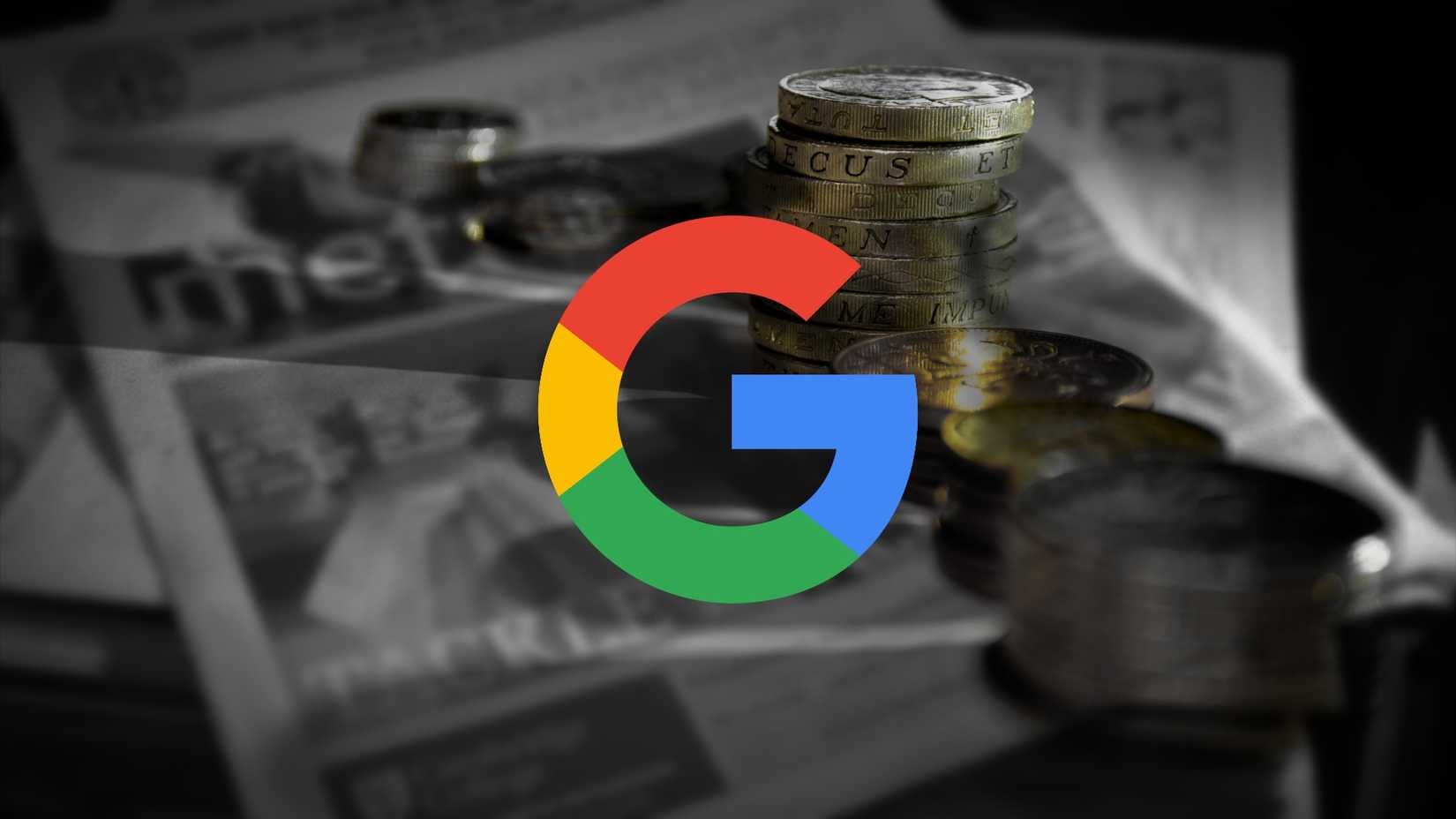 O logotipo do Google sobreposto a pilhas de moedas em cima de um jornal