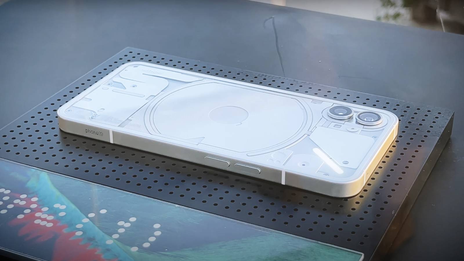 Nothing Phone 1 shows us its flashing rear lights in real-life video