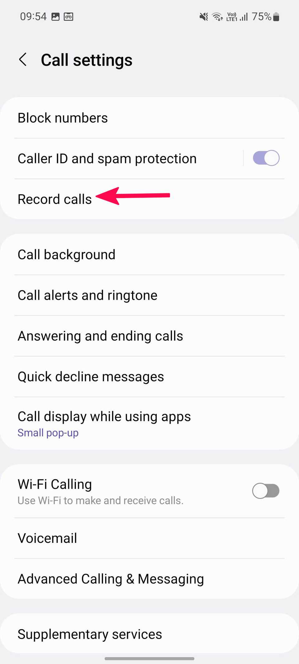 Freccia rossa che punta a Registra chiamate nelle impostazioni del telefono Samsung