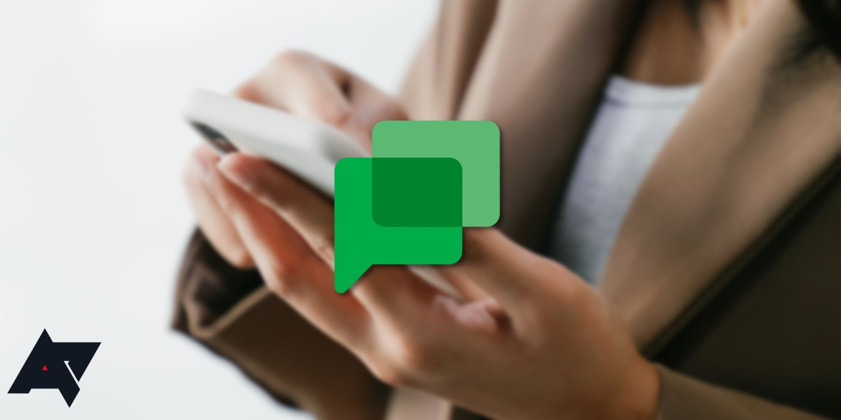 logo di Google Chat sovrapposto a un paio di mani