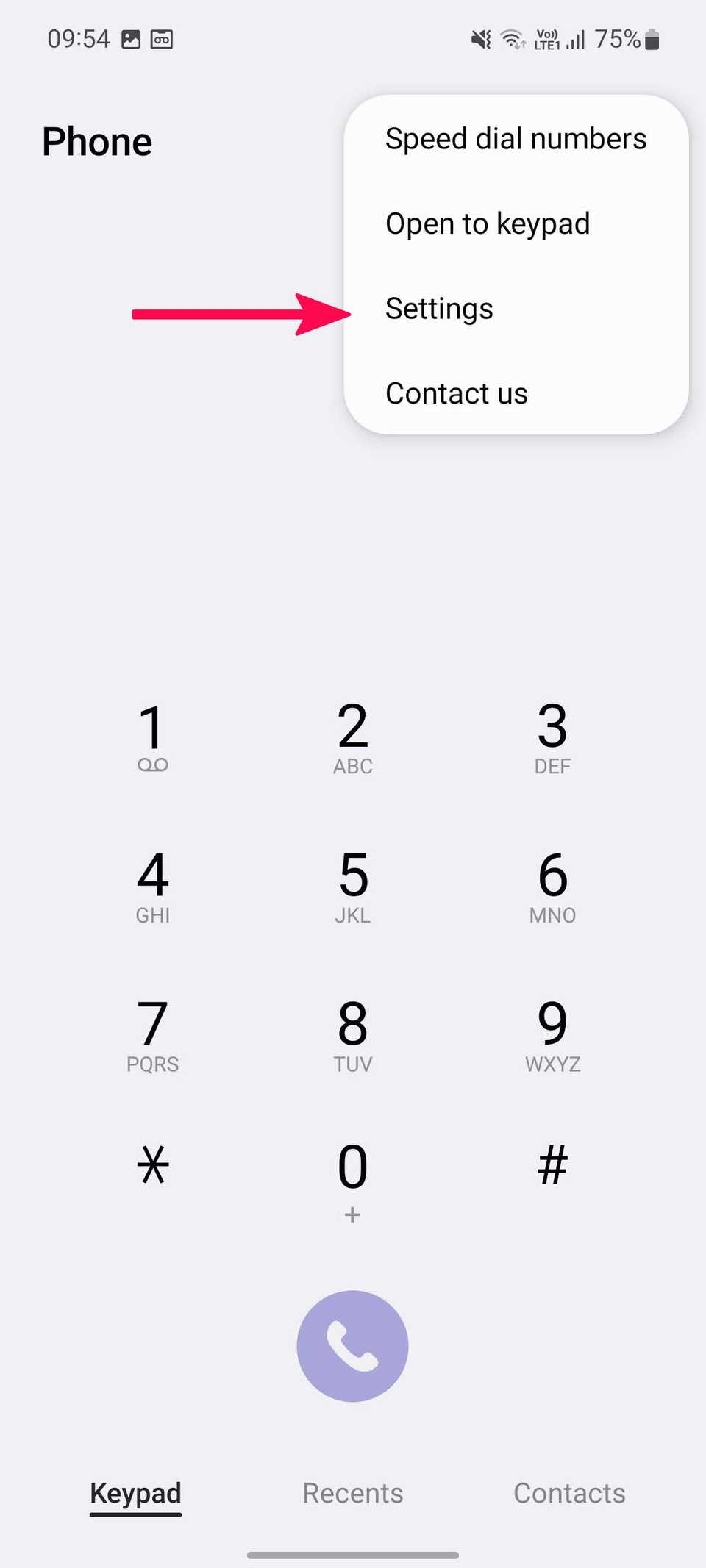 Freccia rossa che indica le impostazioni sull'app del telefono Samsung