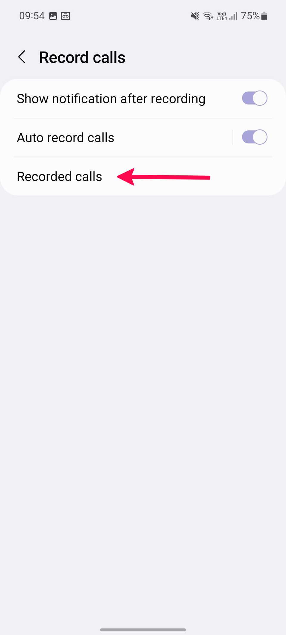 Freccia rossa che punta alle chiamate registrate nelle impostazioni Registra chiamate sul telefono Samsung