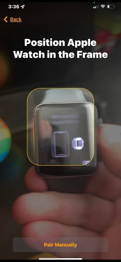 يتم وضع Apple Watch داخل الإطار لإقرانها في تطبيق Apple Watch