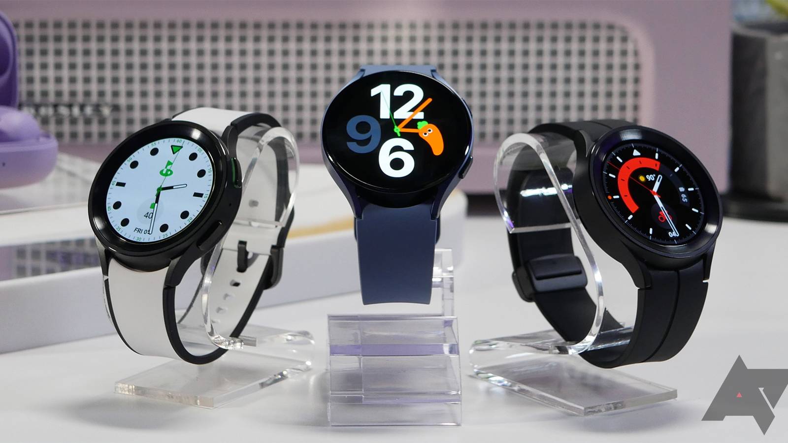 Does the Samsung Galaxy Watch support standard watch straps?
