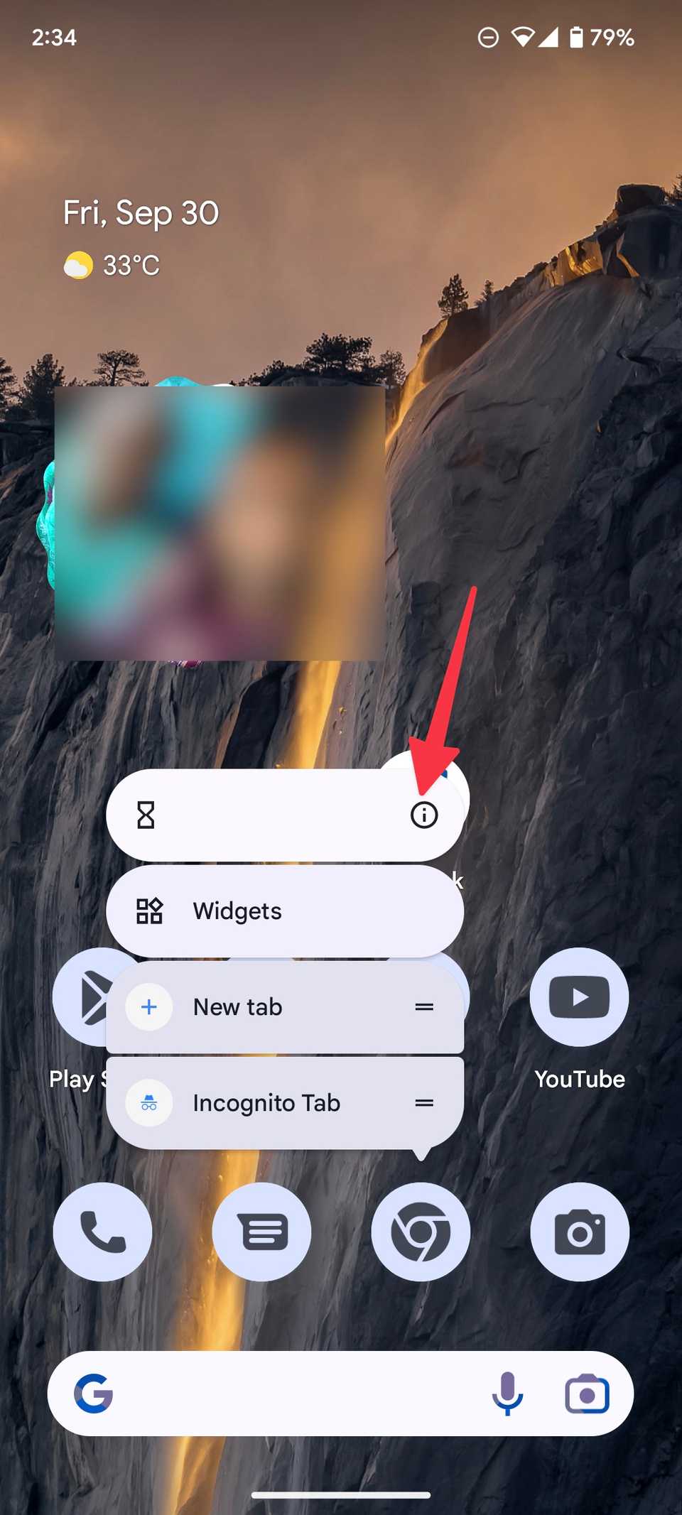 سهم أحمر يشير لأسفل إلى أيقونة المعلومات فوق أيقونة تطبيق Chrome على شاشة Android الرئيسية