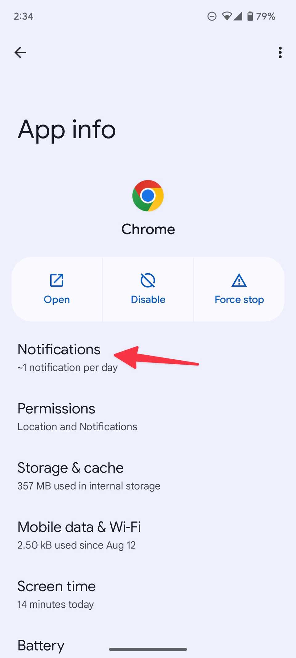 سهم أحمر يشير إلى جانب خيار الإشعارات داخل قائمة معلومات التطبيق لتطبيق Chrome