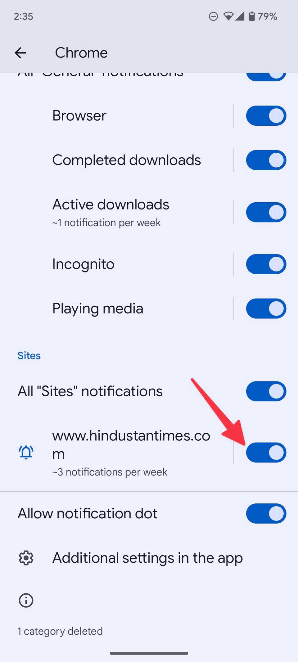 كيفية منع الإعلانات على هاتفك أو جهازك اللوحي الذي يعمل بنظام Android 10 سهم أحمر يشير لأسفل إلى موقع ويب مدرج للتبديل بين إشعارات Chrome