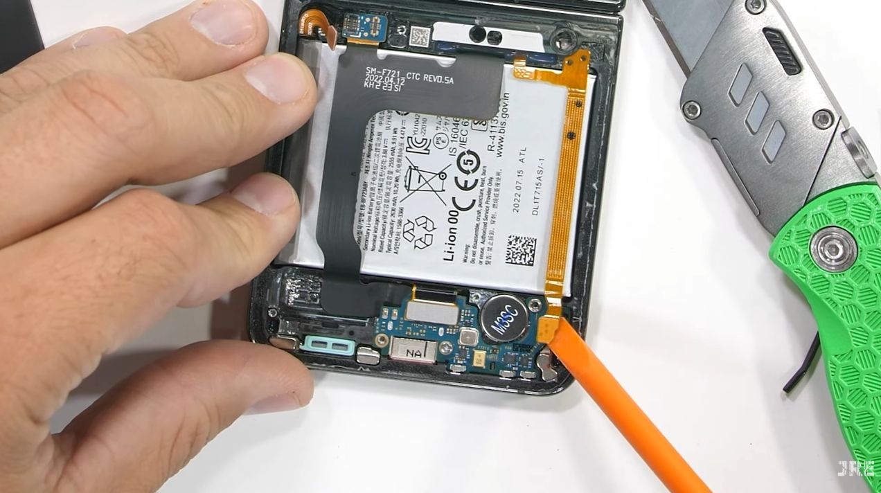 Samsung Galaxy Z Flip 4 teardown reveals how this elaborate