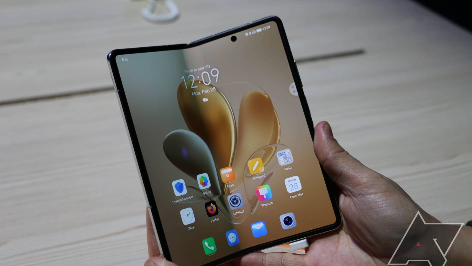 Honor's second foldable flagship is coming this month, looking ...