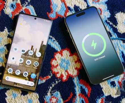 Google Pixel 7 Pro ao lado do iPhone 14 Pro Max