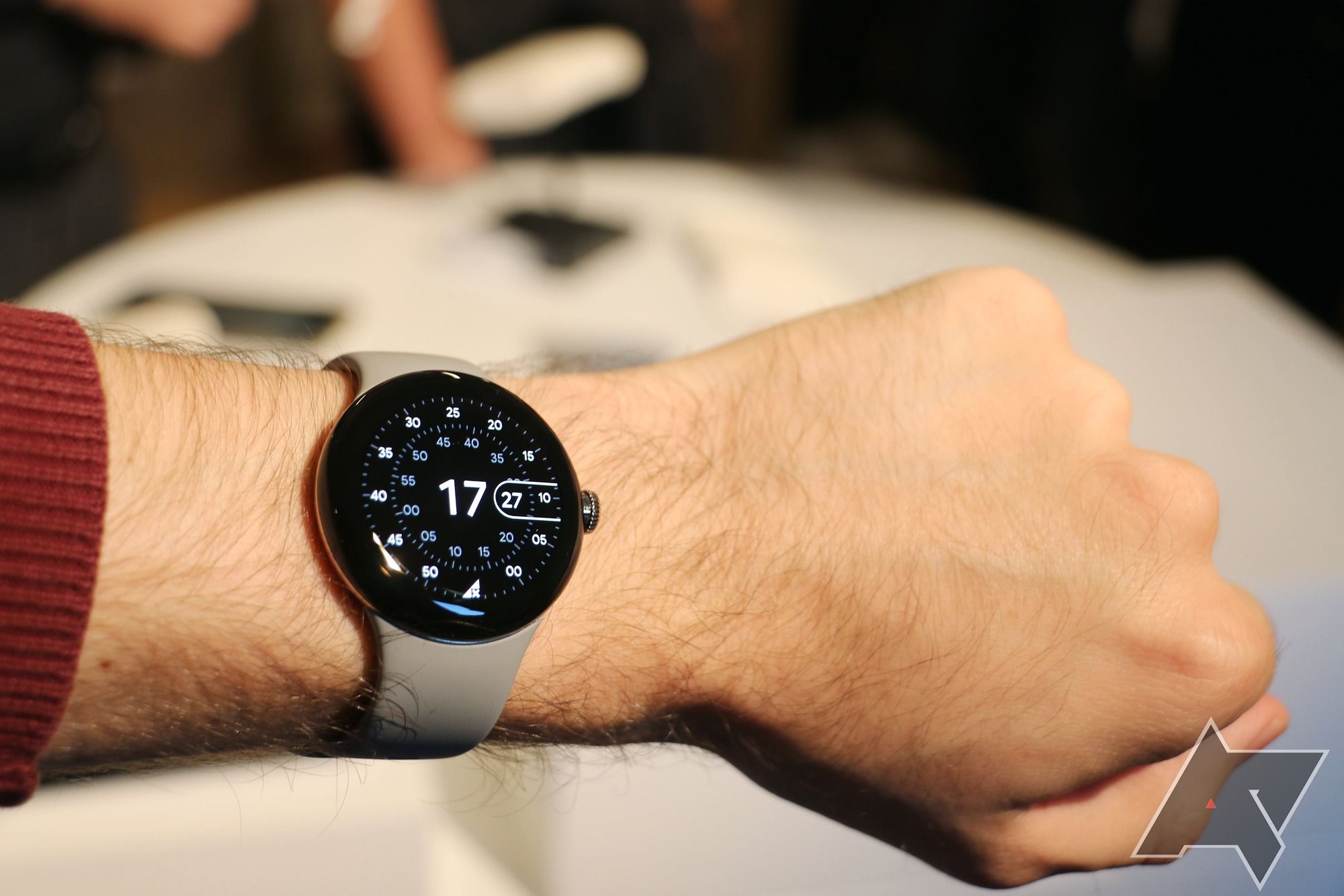 Google Pixel Watch em um braço.