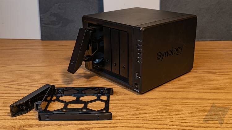 Synology DS1522+ NAS 20TB (5x4TB HAT5300) – 8GB RAM Espandibile, Dual-core, 4 Porte LAN E Cache SSD