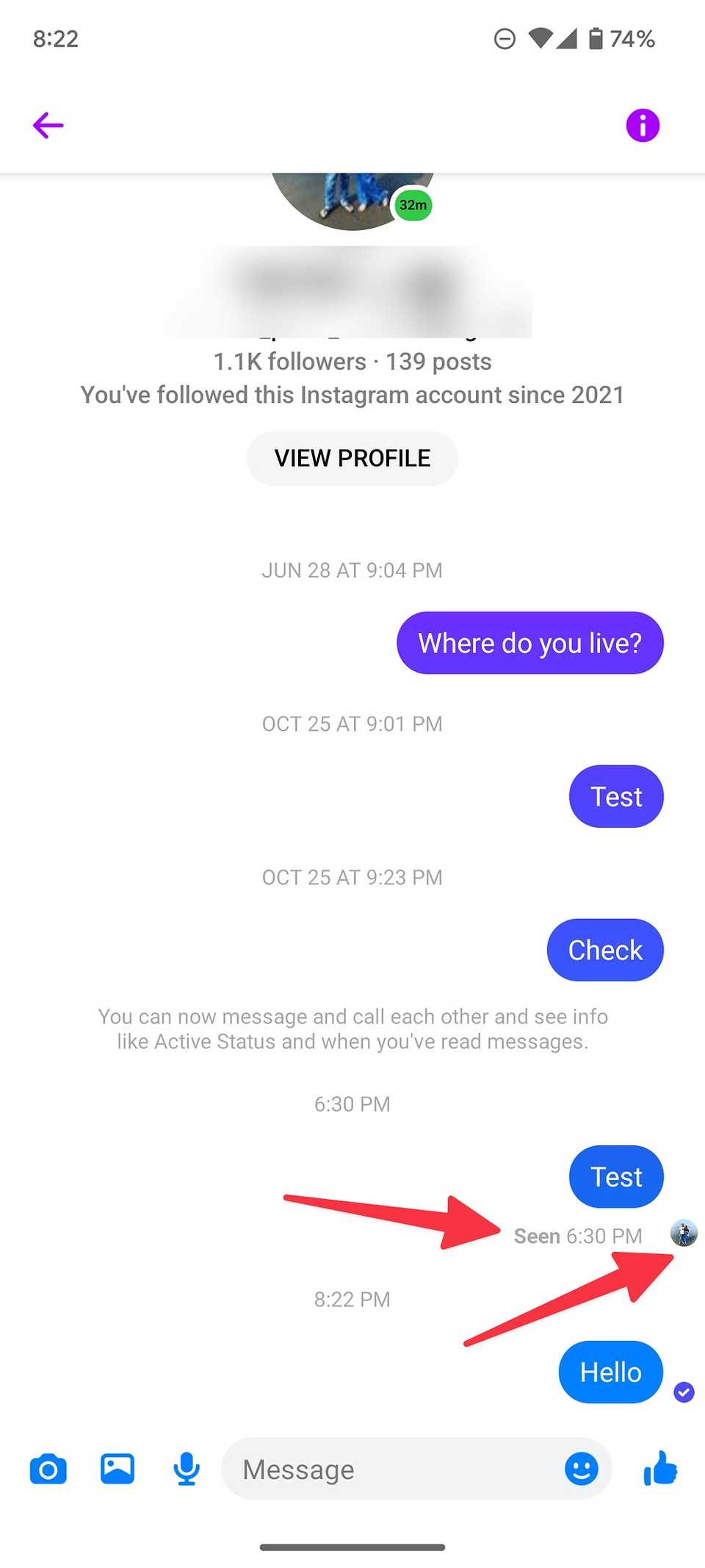 Due frecce rosse che indicano lo stato del messaggio e i dettagli di Messenger.