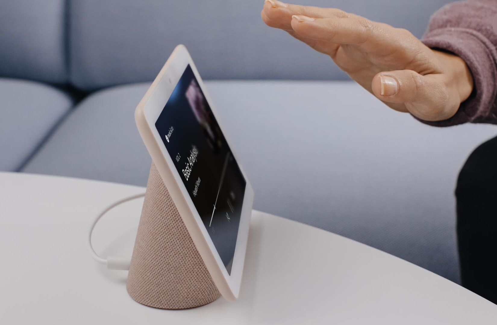 Una persona agita la mano davanti a uno smart display