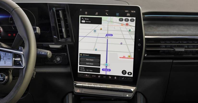 Waze in esecuzione sullo schermo di infotainment dell'auto