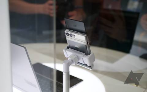 Get a close-up look at how Motorola's rollable phone works