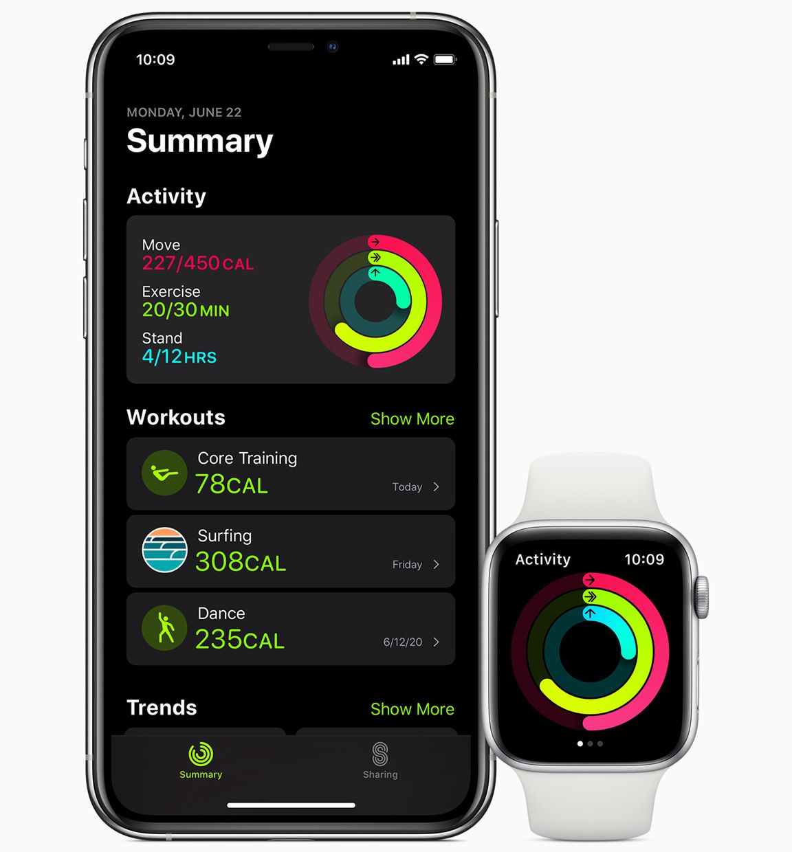 O aplicativo Fitness mostrando a atividade no iPhone e no Apple Watch.