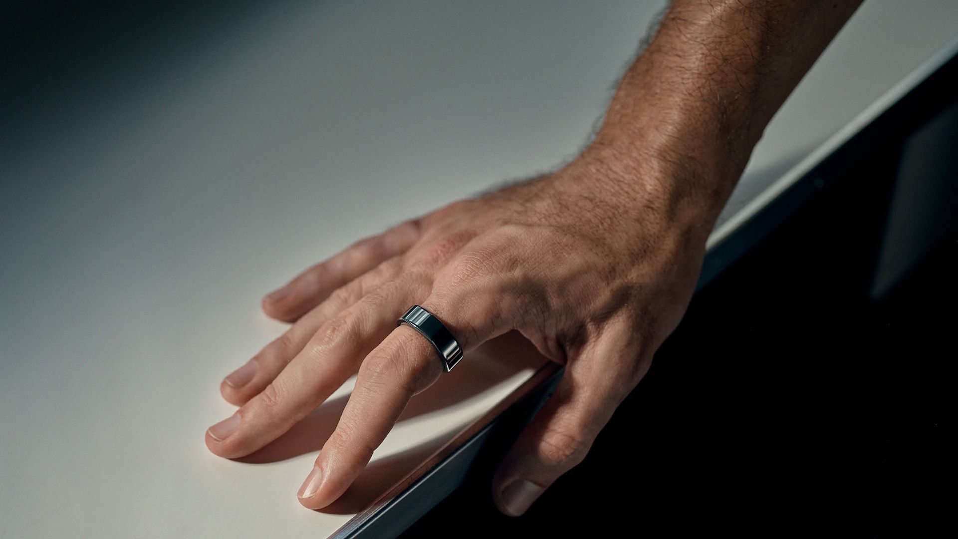 oura-orderly-ring-on-mans-hand
