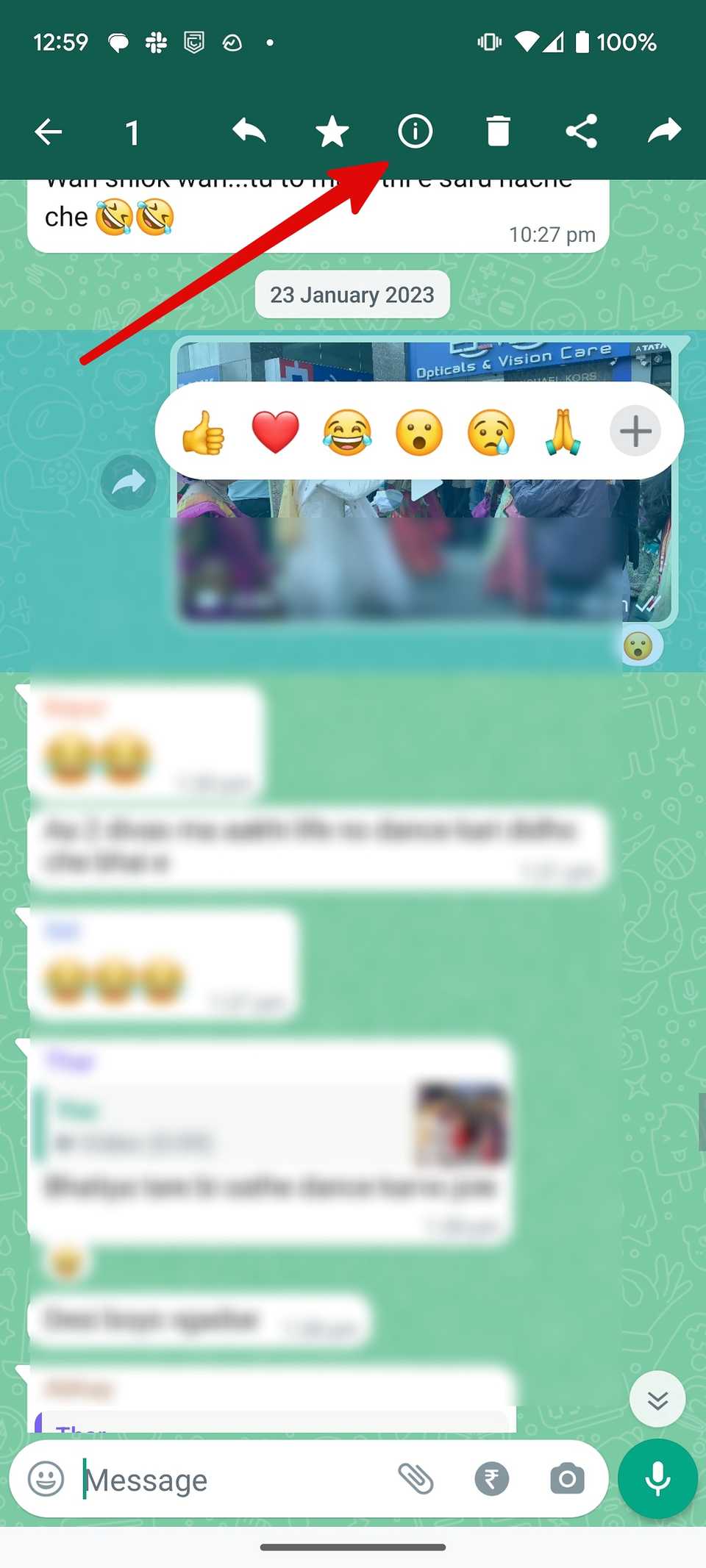 Freccia rossa che punta l'icona delle informazioni nel gruppo WhatsApp