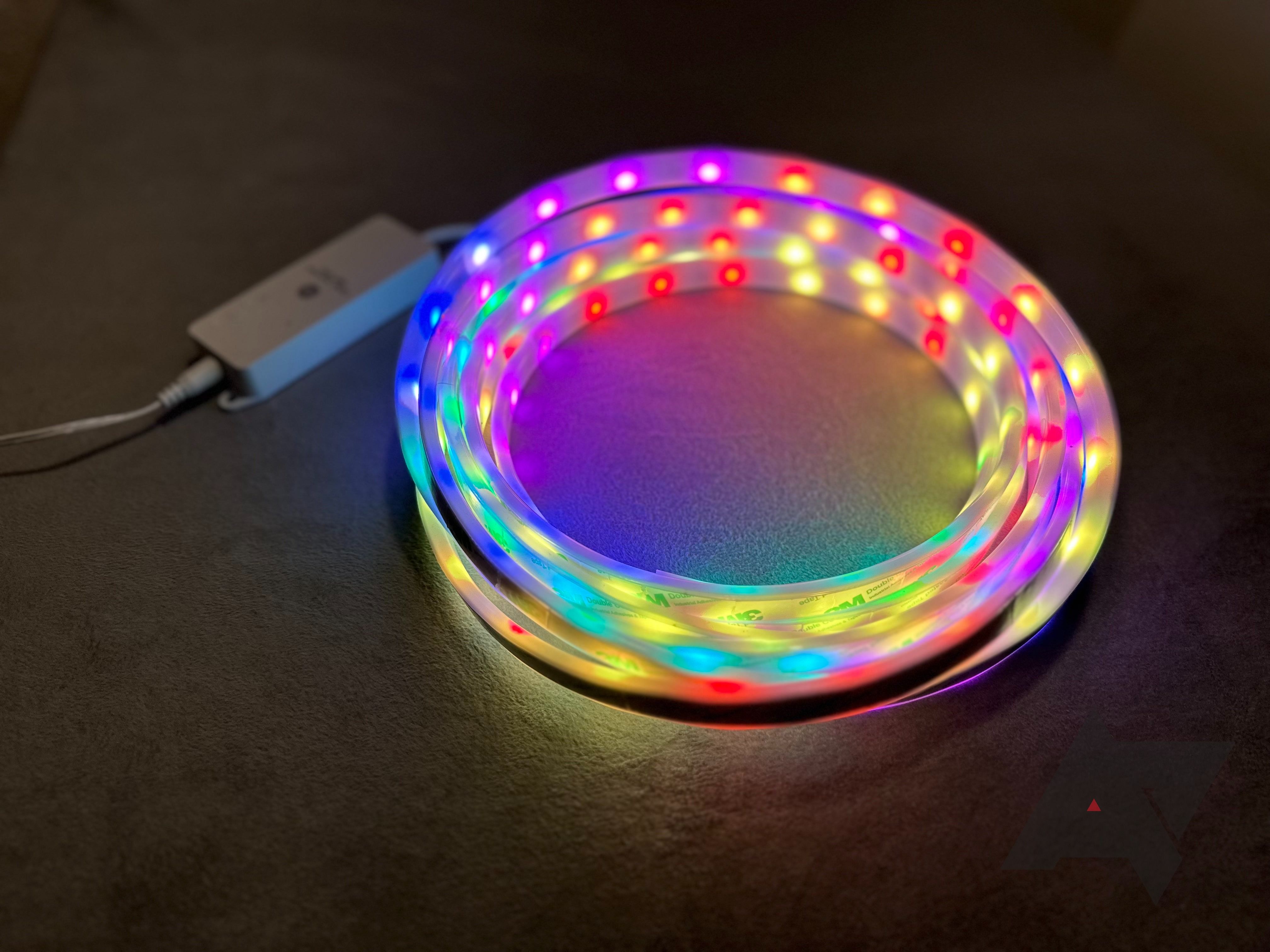 Faixa de luz inteligente Cync Full Color Dynamic Effects da GE enrolada, com luzes RGB acesas.