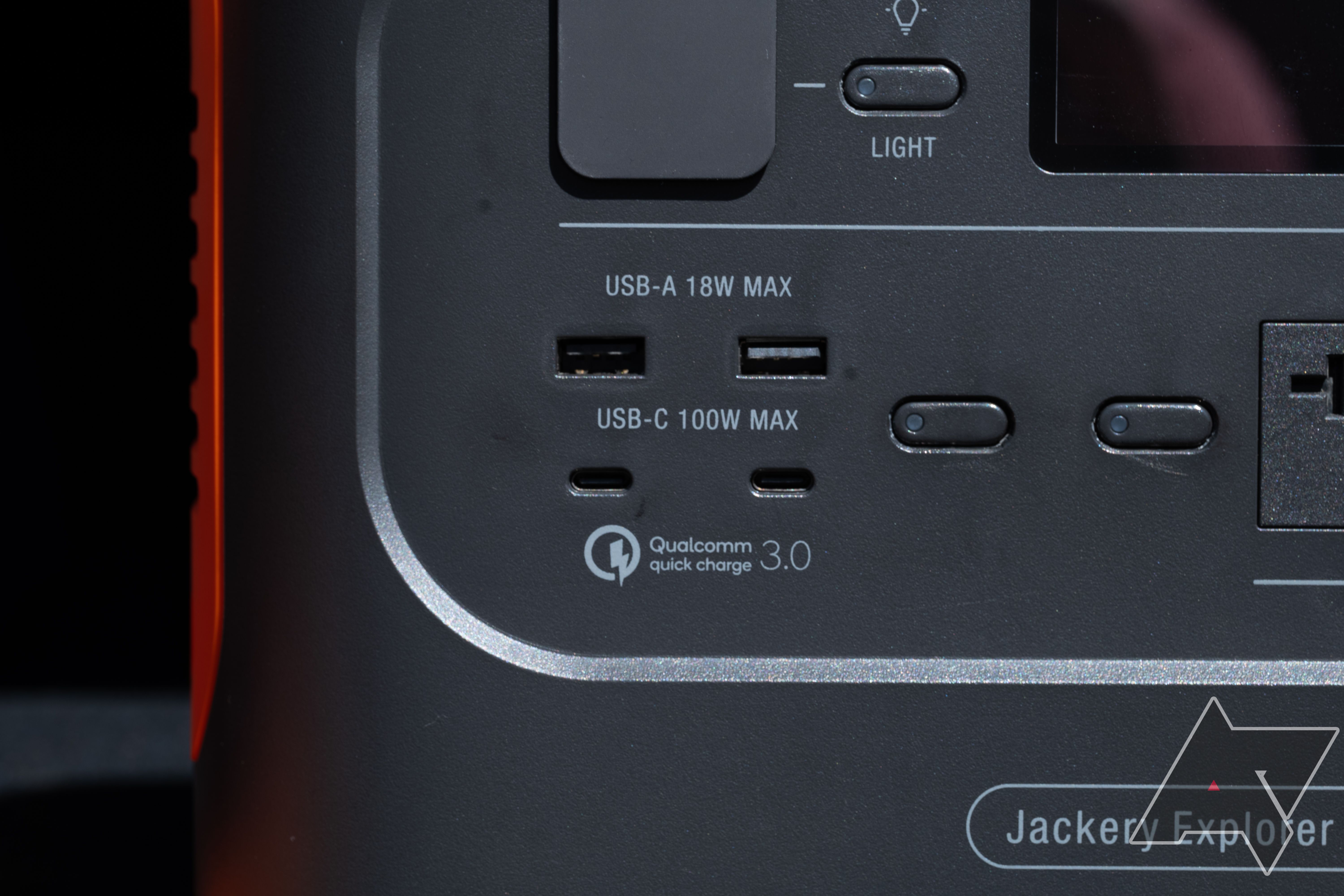 Jackery-Explorer-1000-pro-USB-ports