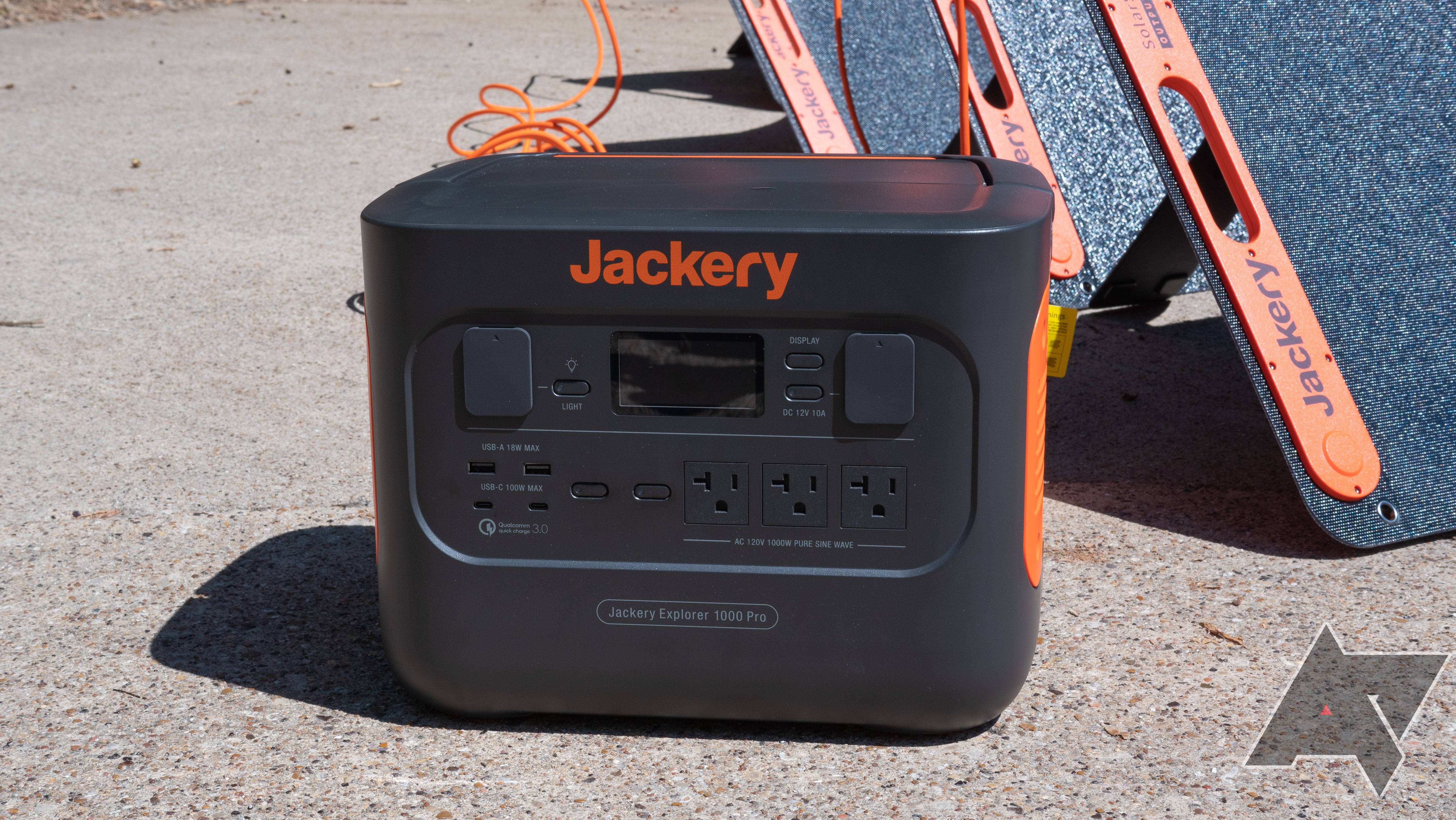 Jackery-Explorer-1000-pro-with-panels-behind
