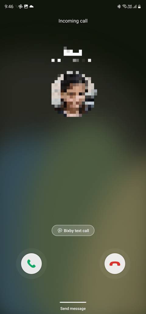 Incoming call screen on Samsung Galaxy phone
