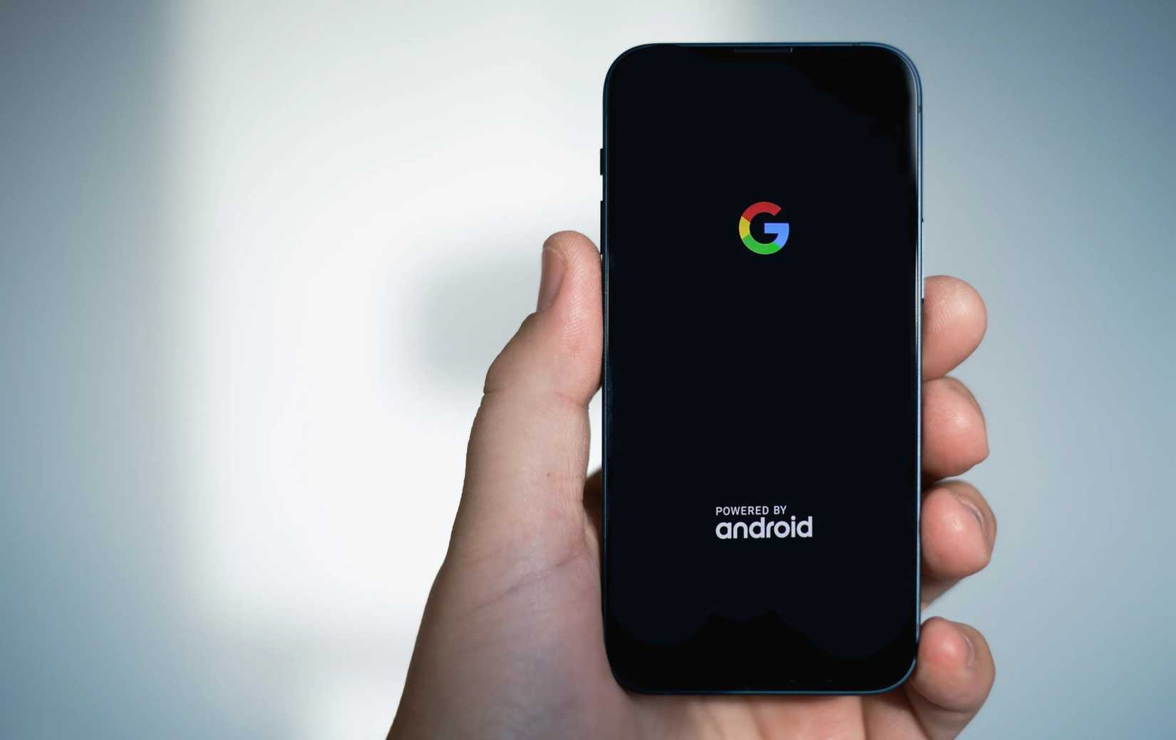 Tela de inicialização do telefone Android segurada manualmente.