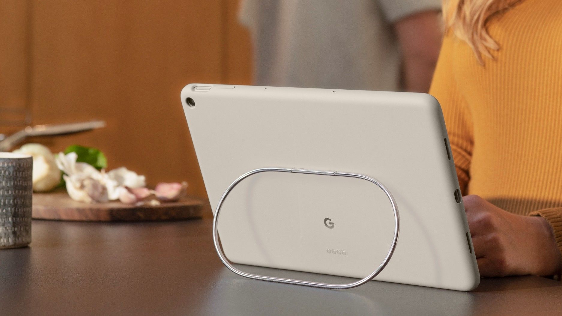 Tablet Google Pixel su un tavolo con il supporto OEM